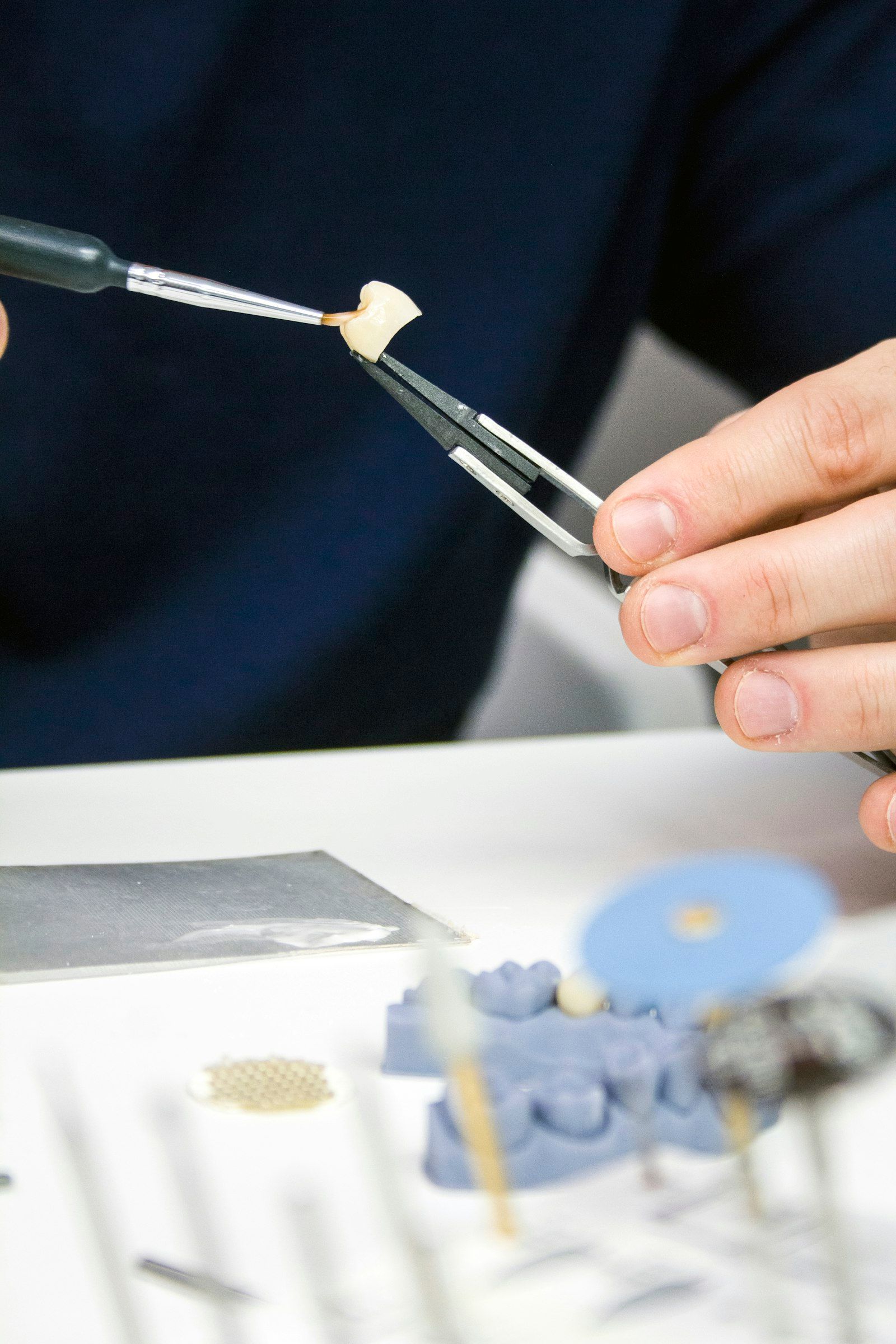 Charakterisierung einer Keramikkrone mit feinem Pinsel