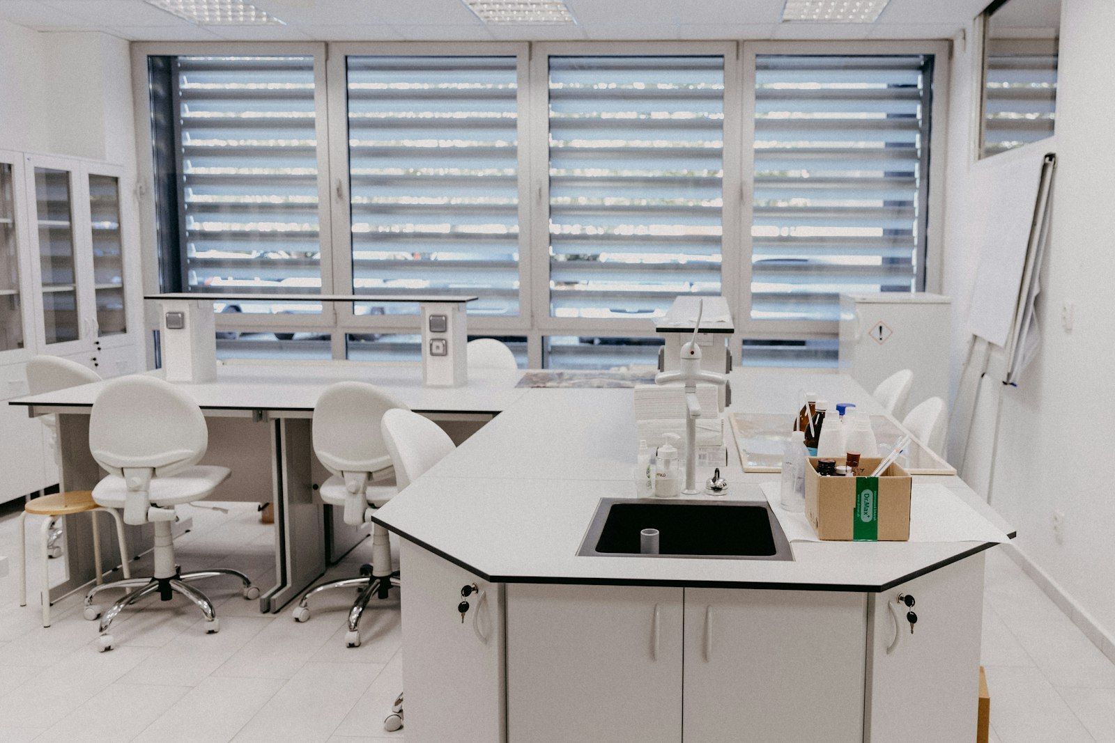Heller Laborraum mit Arbeitsplätzen