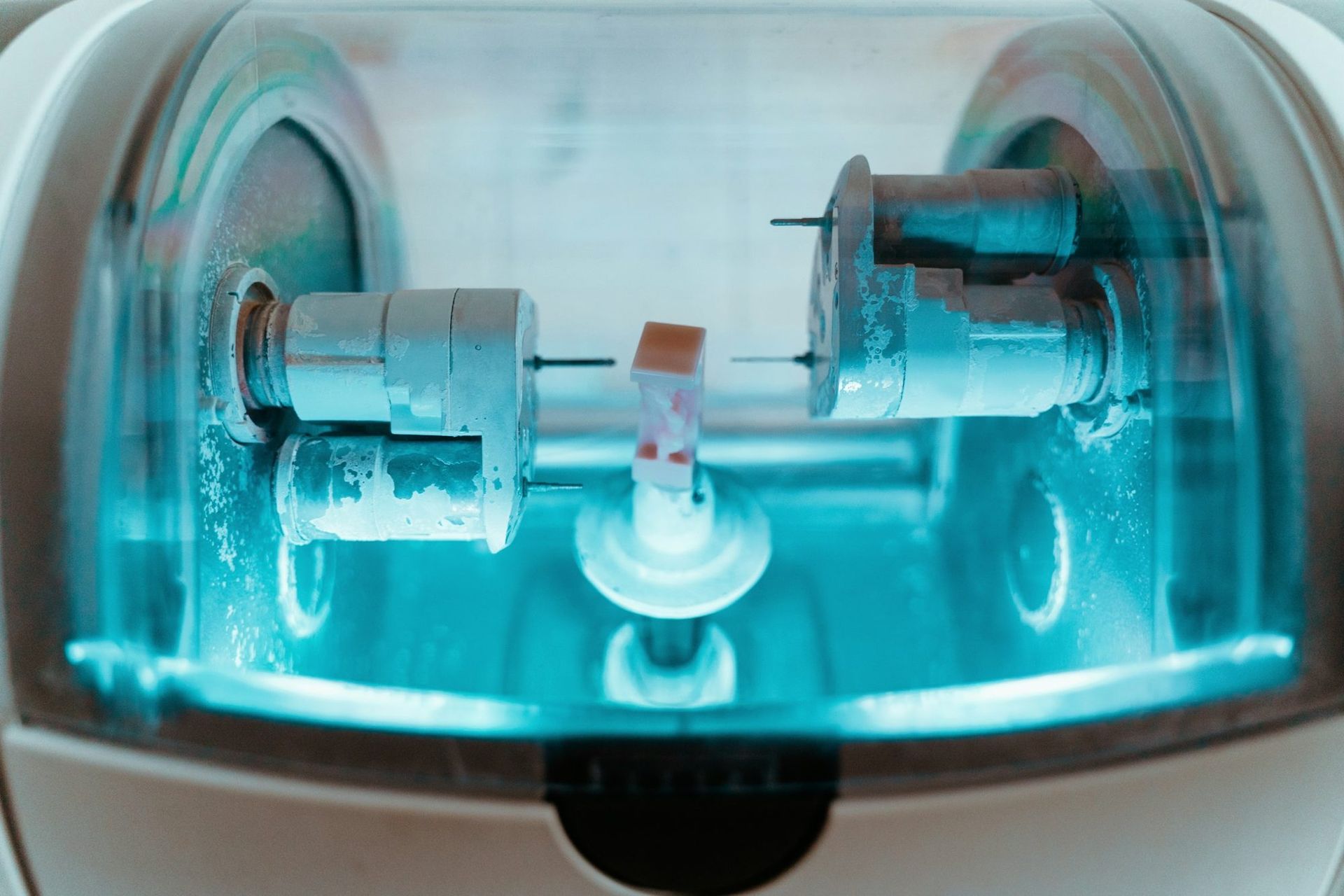 Fräsmaschine im Dentallabor